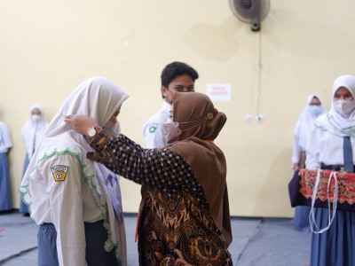 Pemberian ID Card LDKS sebagai simbol LDKS dimulai