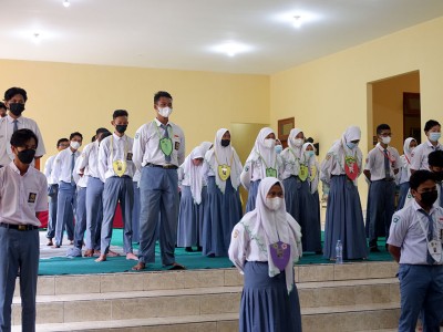 Siswa - siswi LDKS Mendengarkan Amanat dari Ibu Kepala SMK Diponegoro Surabaya