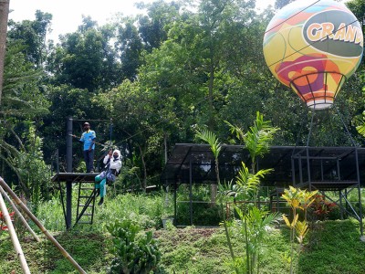 siswa-siswi menikmati flying fox di akhir kegiatan LDKS