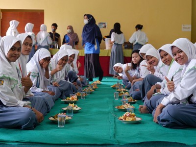 Kegiatan LDKS Makan Bersama Dengan Tertib 
